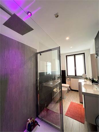 Bagno con box doccia