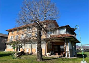 AMPIA CASA CON GIARDINO IN PERIFERIA