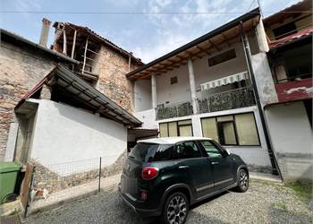 PORZIONE DI CASA IN FRAZIONE MARZALESCO A CUREGGIO