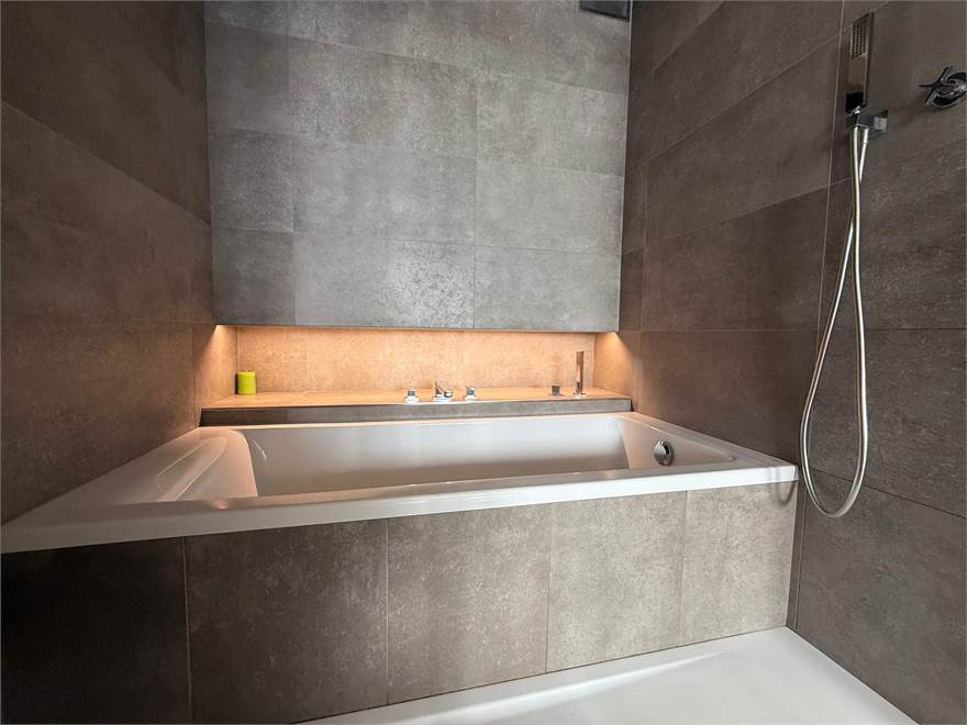 BAGNO ZONA GIORNO CON DOCCIA E VASCA