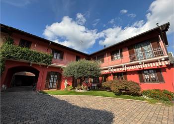 CASCINALE RISTRUTTURATO CON AMPIO GIARDINO PRIVATO
