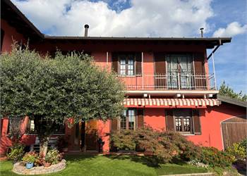 CASCINALE RISTRUTTURATO LIBERO SU DUE LATI