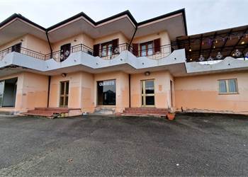 Casa singola con locale commerciale