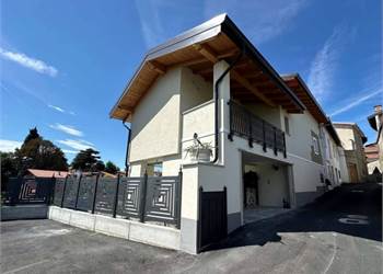 Casa indipendente nel centro storico di Oleggio