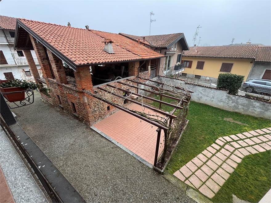 PROPRIETA' PRIVATA DALL'ALTO E CORTILE PRIVATO