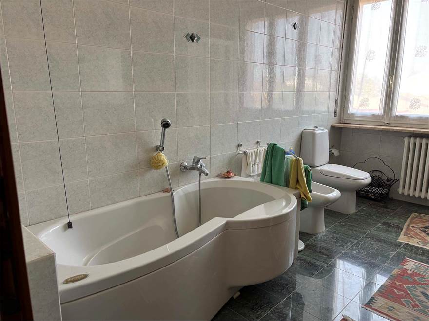 bagno con vasca e doccia
