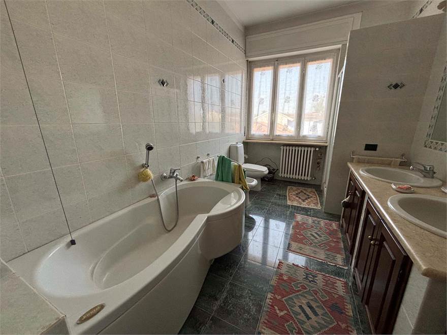 bagno con vasca e doccia