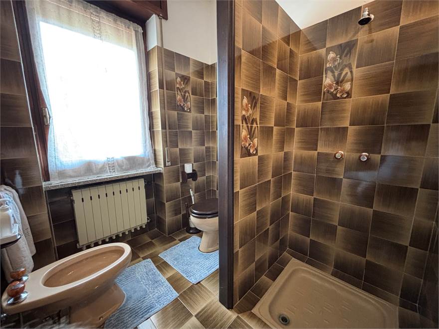PIANO PRIMO: BAGNO CON DOCCIA E VASCA