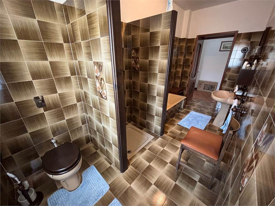 PIANO PRIMO: BAGNO CON DOCCIA E VASCA